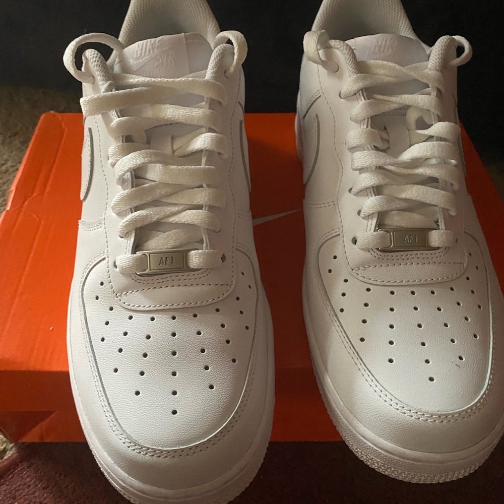 White Nike Men’s Air Force 1 - Picture 3 of 6